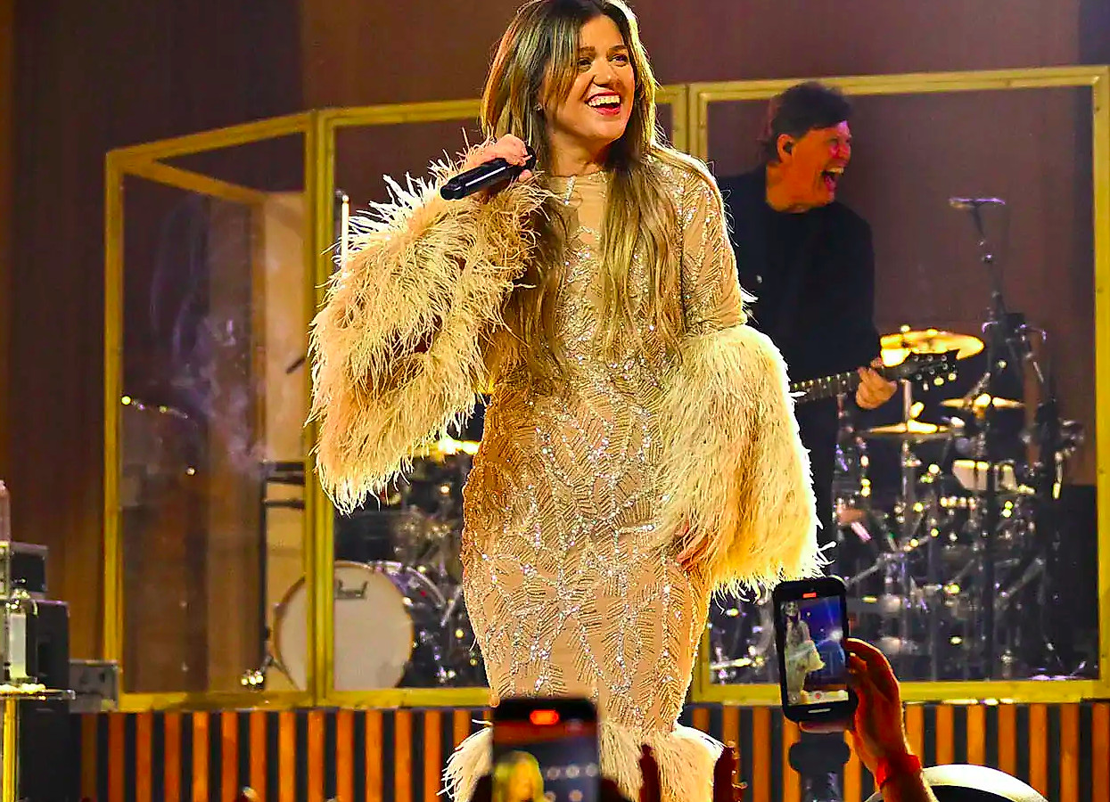 Kelly Clarkson kicks off new Las Vegas residency