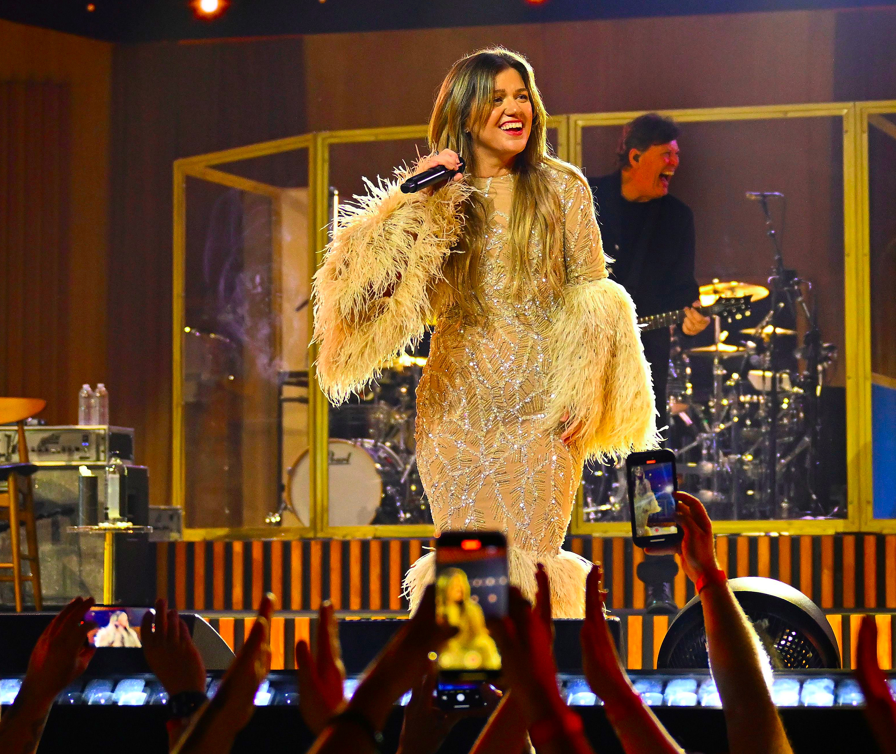 kelly clarkson kicks off new las vegas residency at the colosseum at caesars palace