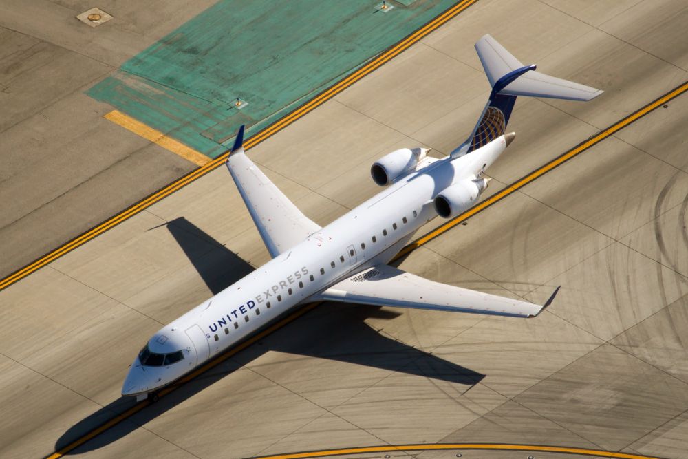 United CRJ700