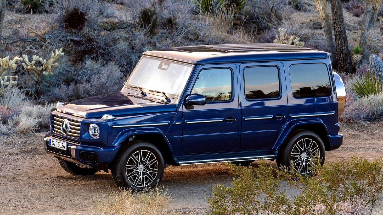 Front 3/4 view of a 2025 Mercedes-Benz G550