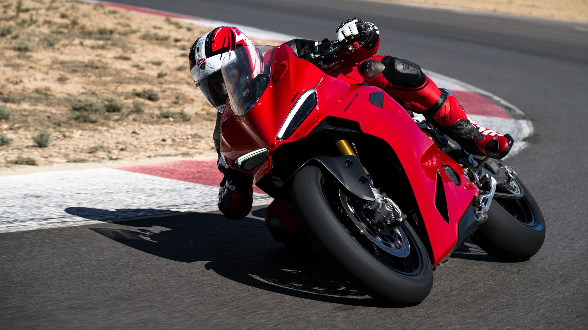 2025 Ducati Panigale V2 Action (2)