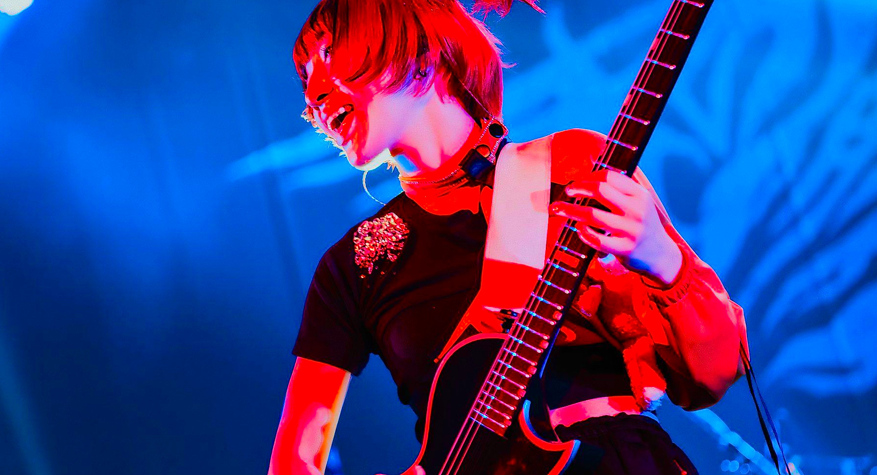 Guitarist Matsuri performing for Hanabie.