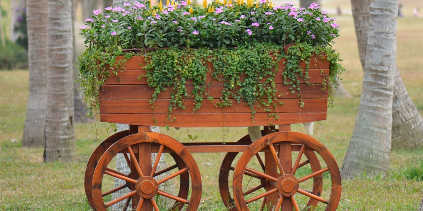 Portable raised garden bed 