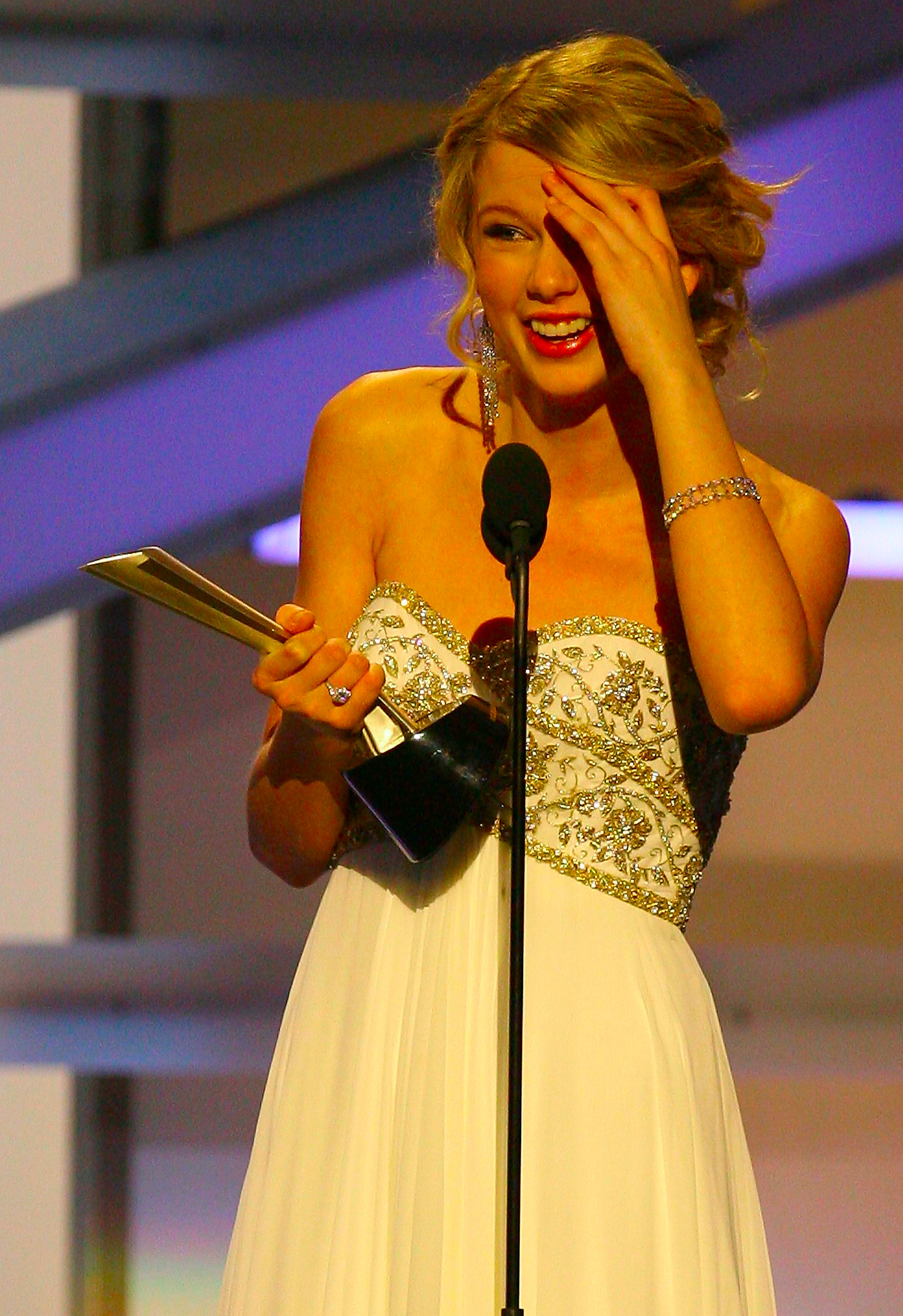 las vegas may 18: singer taylor swift onstage during the 43rd annual academy of country music awards held at the mgm grand garden arena on may 18, 2008 in las vegas, nevada. (photo by ethan miller/getty images)