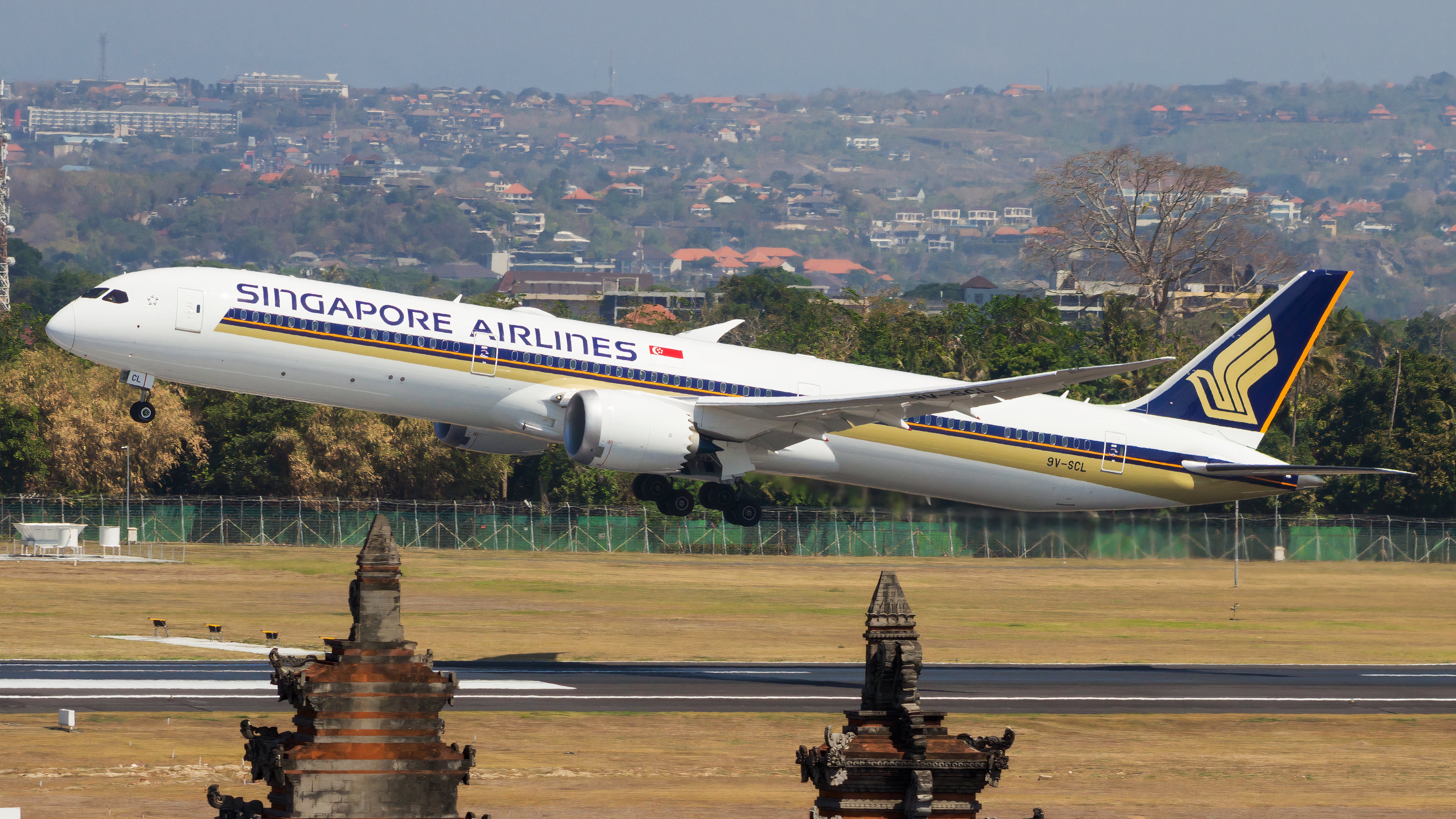 Singapore Airlines Boeing 787-10 shutterstock_1808793283