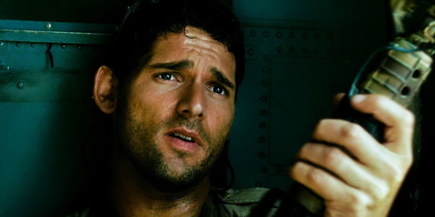 Eric Bana as Hoot holding his rifle in Black Hawk Down