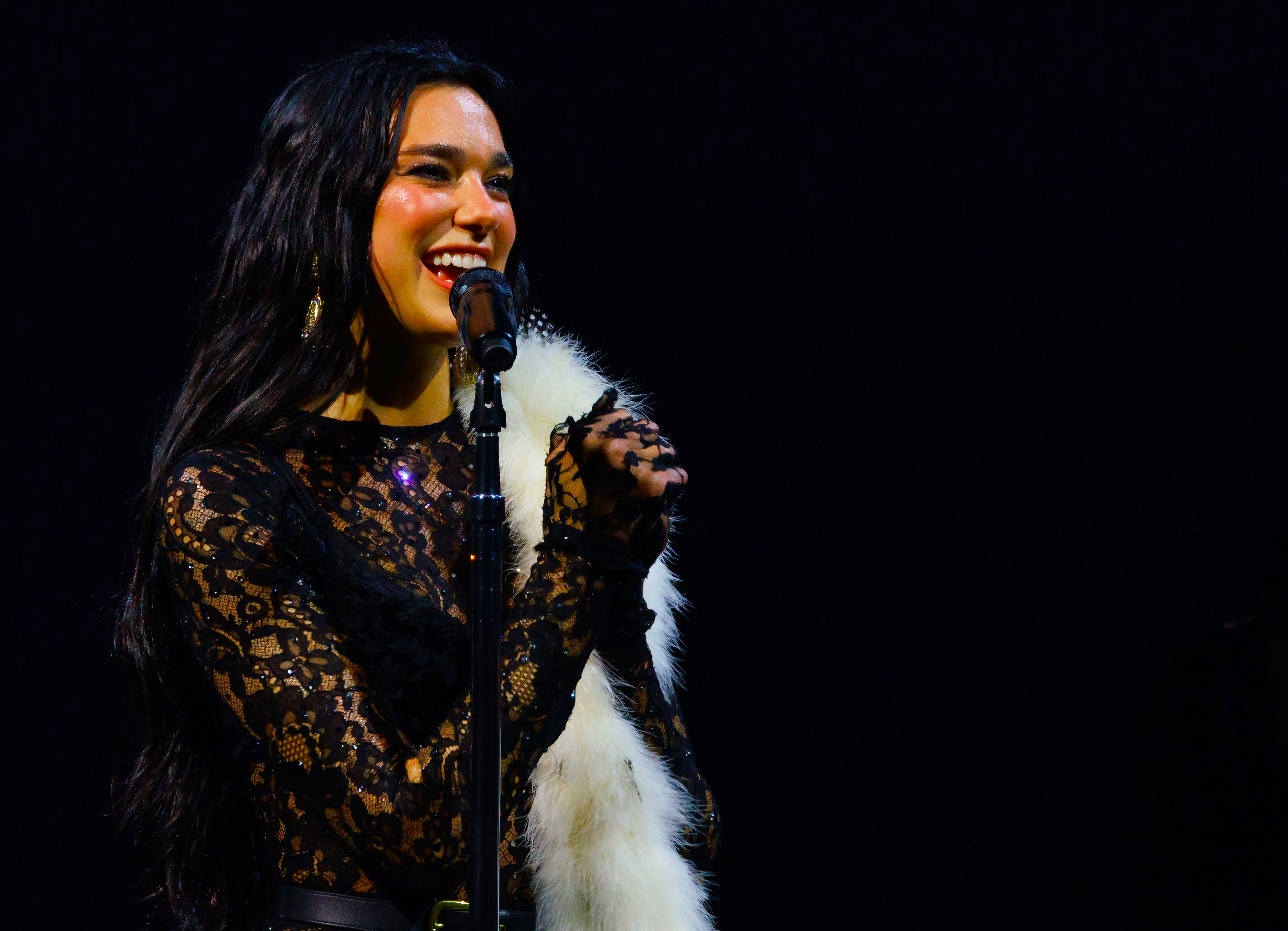 dua lipa performs in auckland