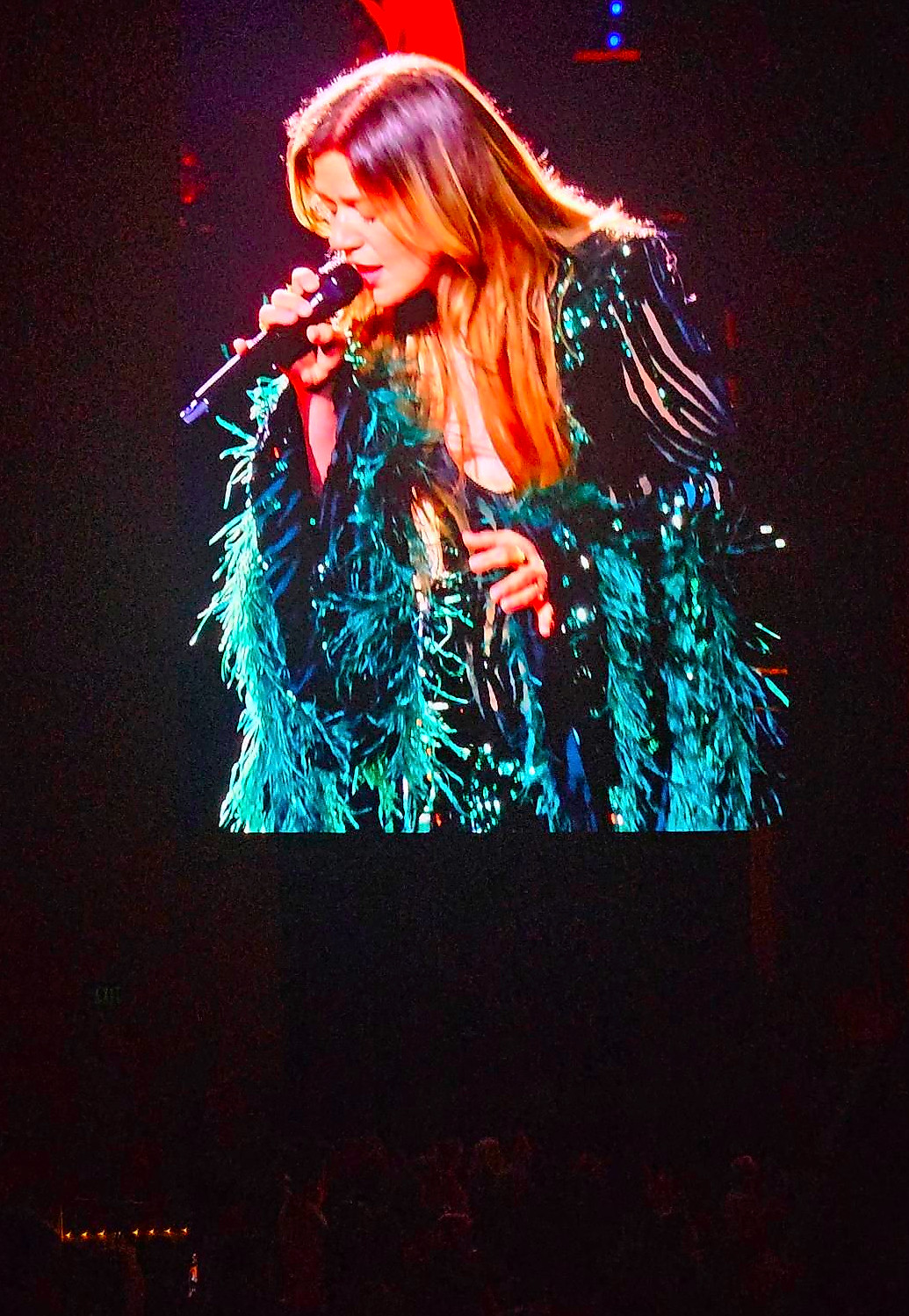 kelly clarkson kicks off new las vegas residency at the colosseum at caesars palace