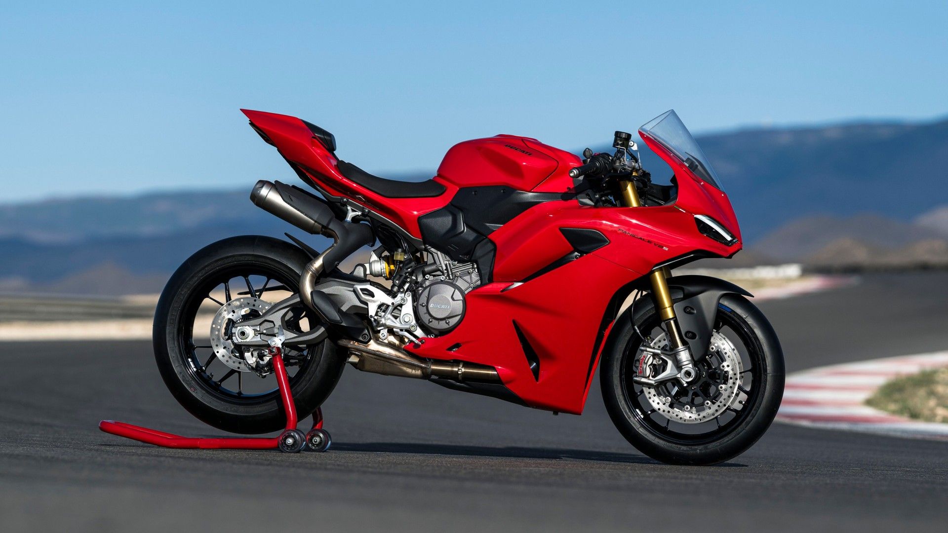 2025 Ducati Panigale V2 side profile hd wallpaper view