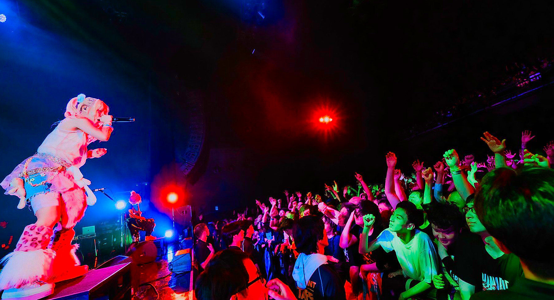 Lead Singer Yukina from Hanabie performing to the crowd.